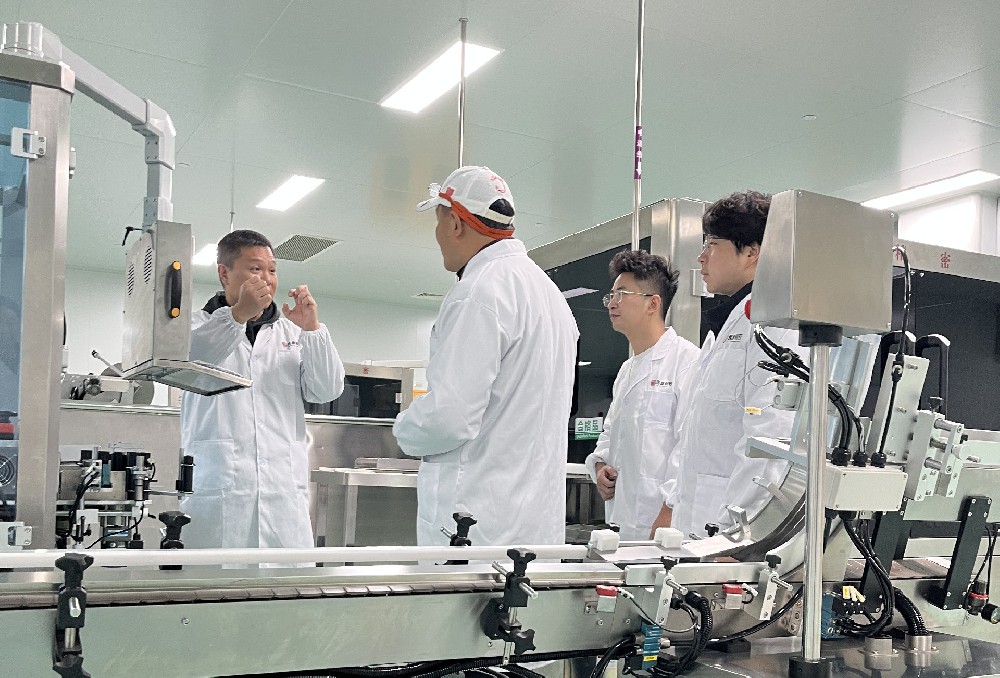 李亞隆同志探訪民康